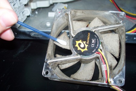 coton-tige-enlever-decrasser-poussiere-ventilateur-boitier