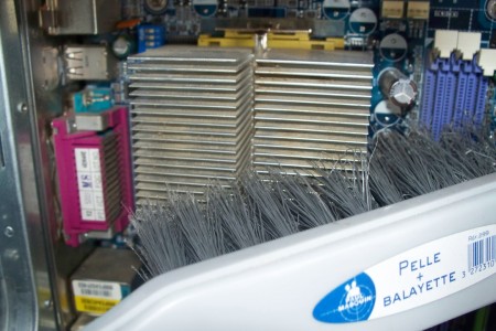 nettoyer-enlever-poussiere-dissipateur-processeur-brosse