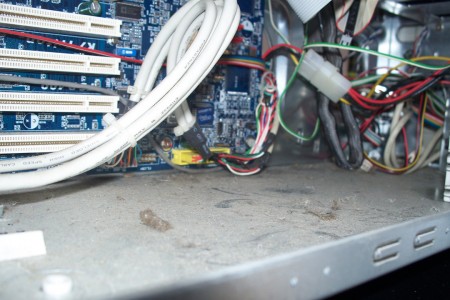 poussiere-interieur-boitier-pc-ordinateur