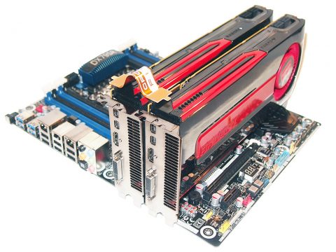 Deux cartes graphiques AMD Radeon en Crossfire, connectées via un pont CrossFire