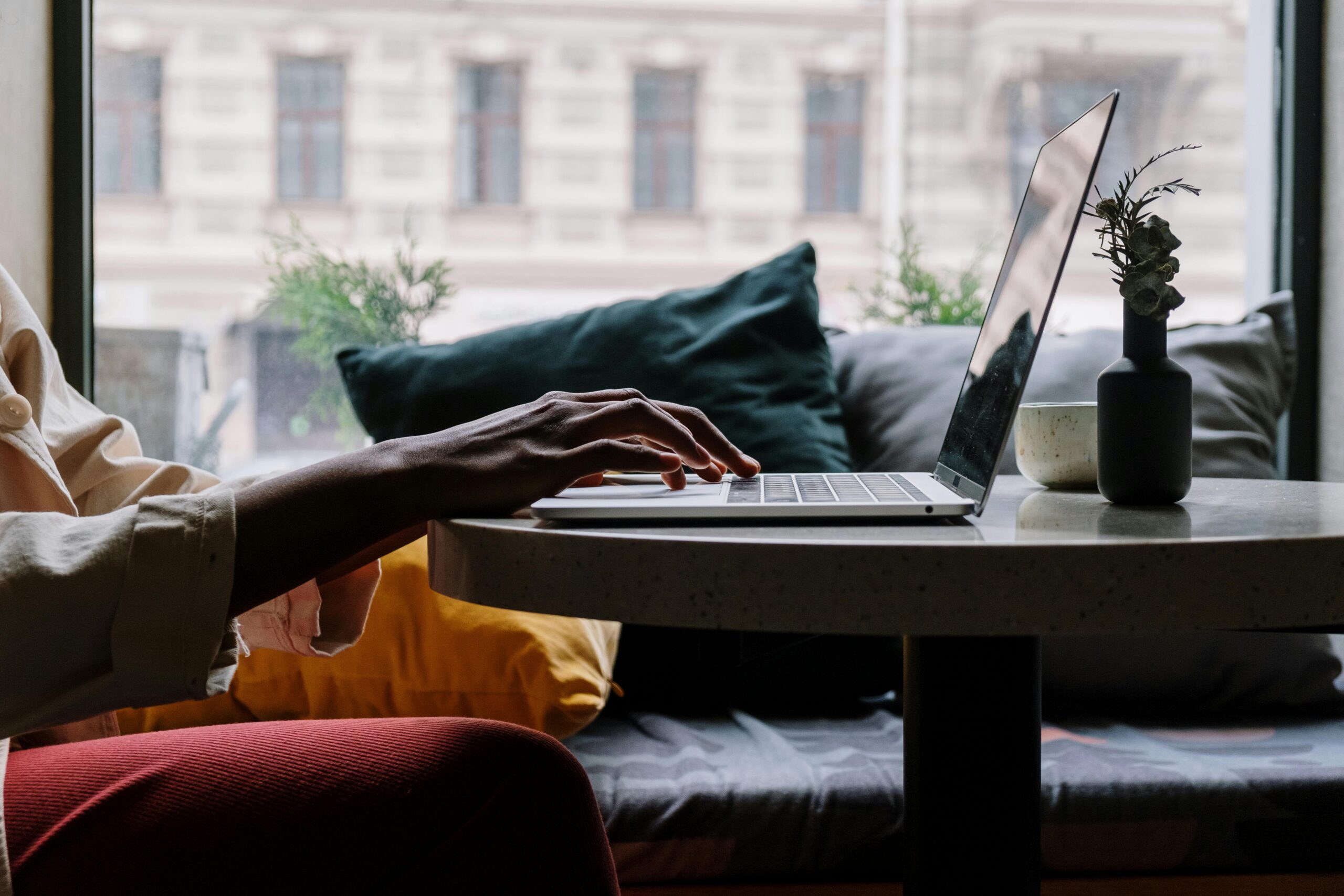 Écrire un e-mail avec envoi différé sur Outlook (Photo de cottonbro studio).